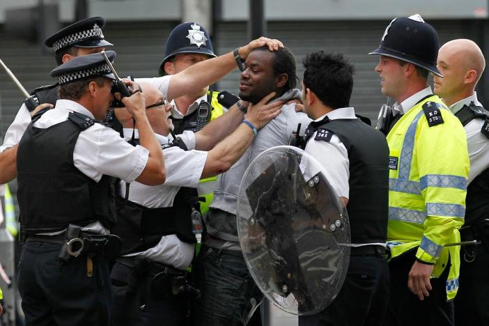 Sang Tan, Police arrest and photograph man during Tottenham riots, 2011